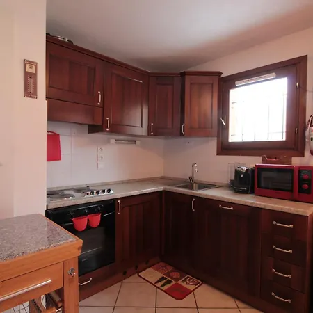 Apartment 2 Pieces Avec Parking, Au Centre, Proche Commerces Et Pistes - Fr-1-572-3 *
